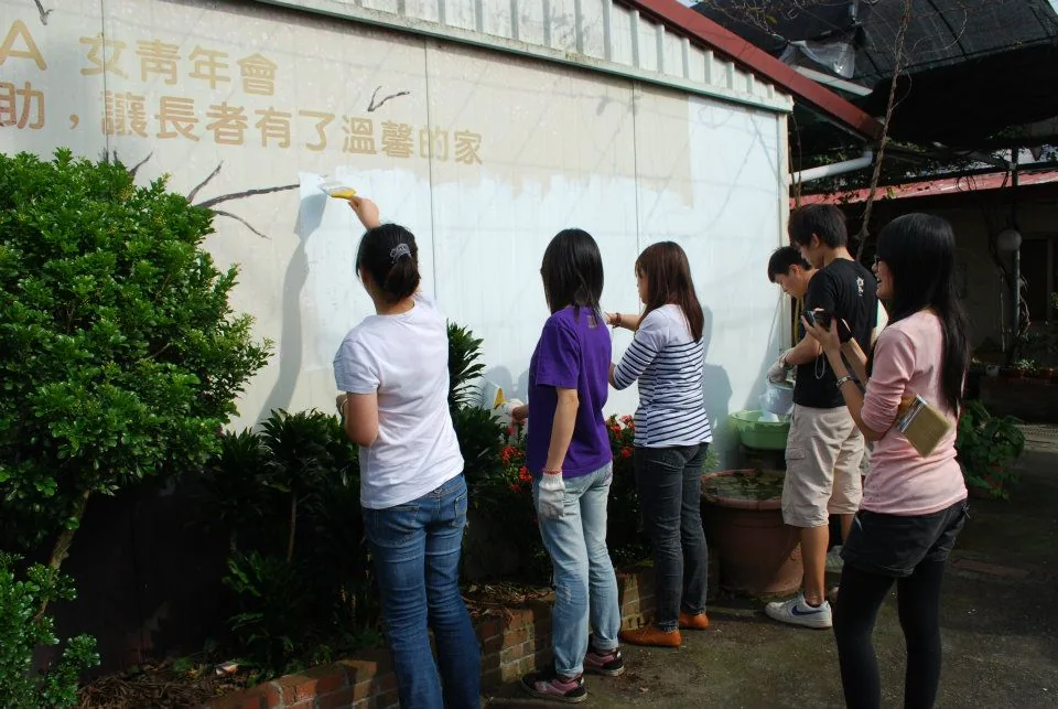 暨南國際大學社工系學生彩繪屋舍
